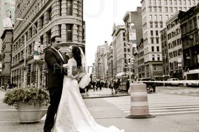 Our couple had a very small and unique wedding, shot on the streets of New York, starting with the Flatiron Bldg