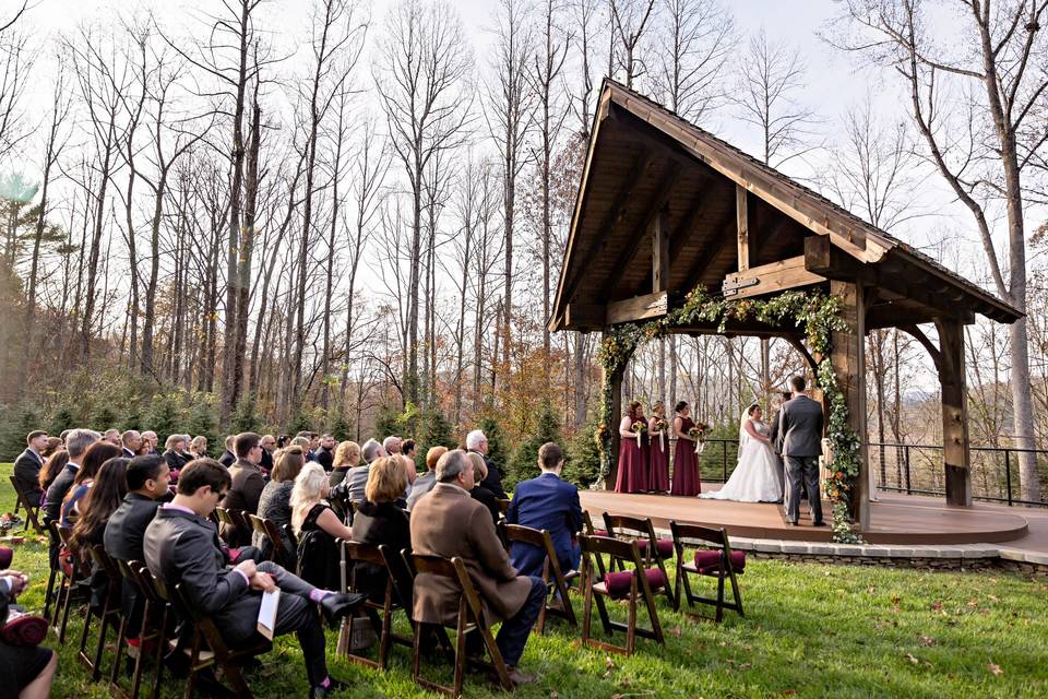 Dancing Bear Lodge & Appalachian Bistro