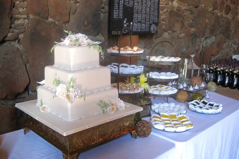 Bride and groom cupcakes