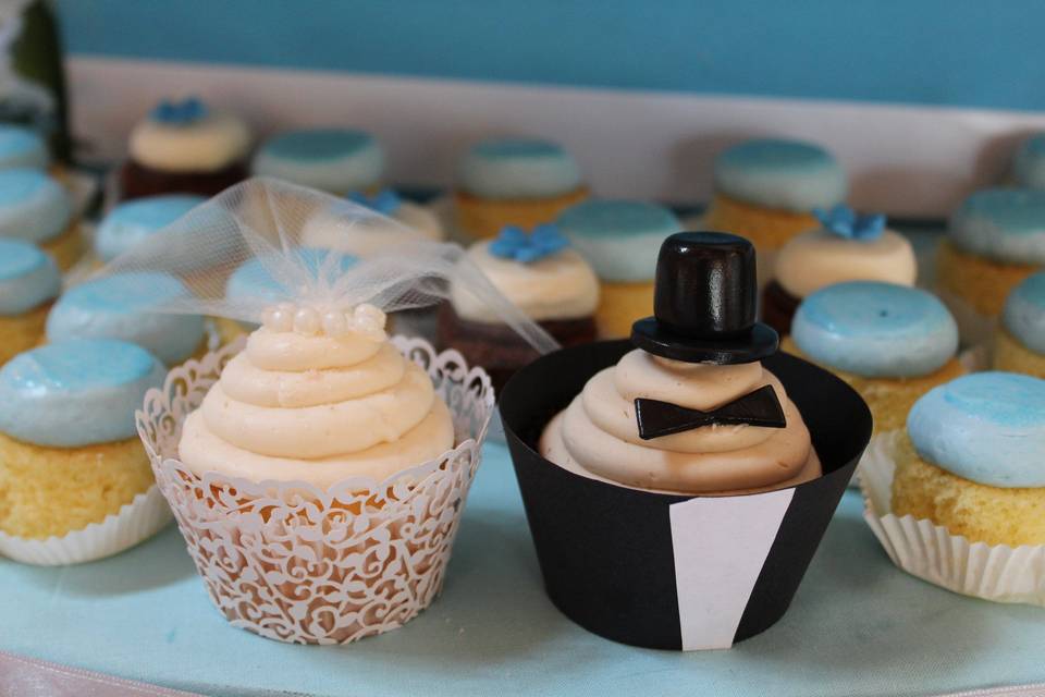 Bride and groom cupcakes