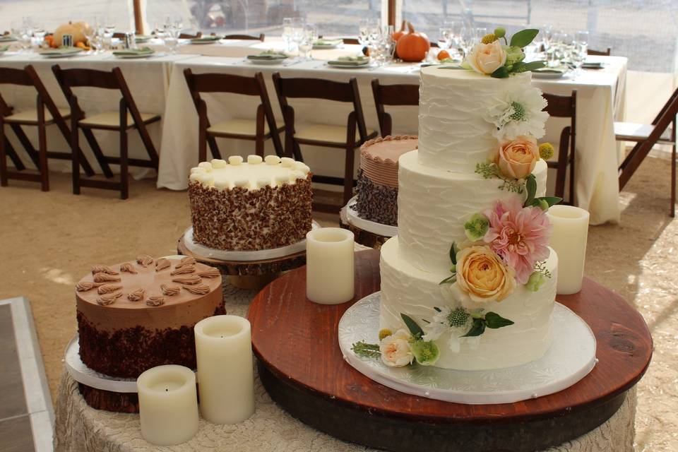 Blue, gold, and white wedding cake