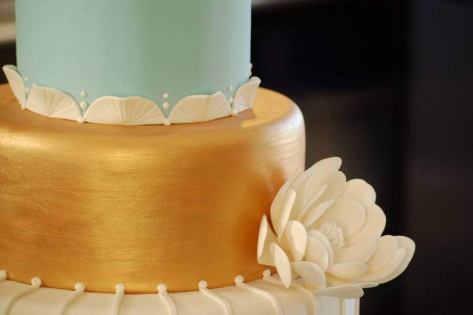 Blue, gold, and white wedding cake