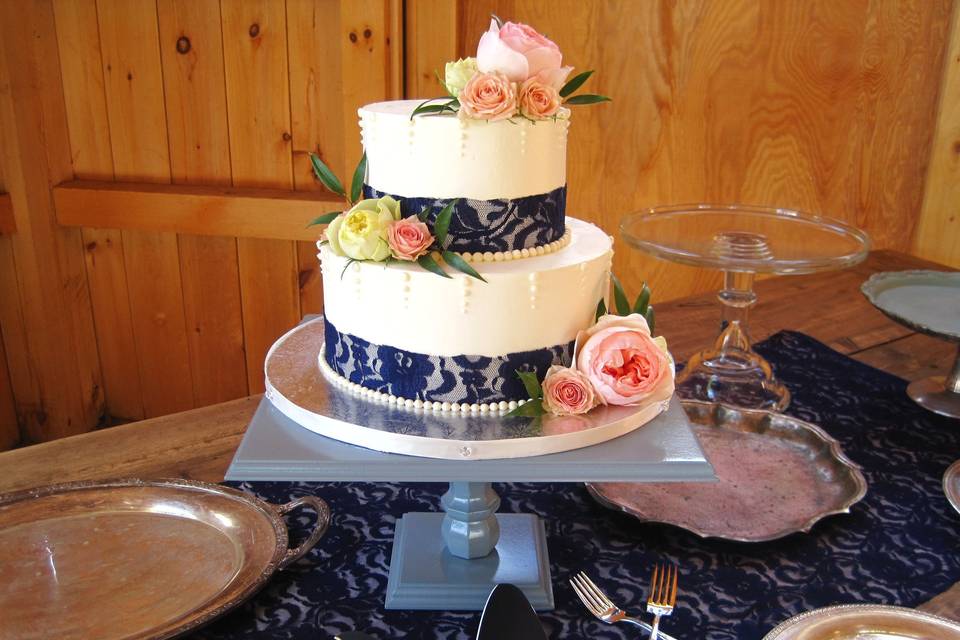 2-tier wedding cake with blue details