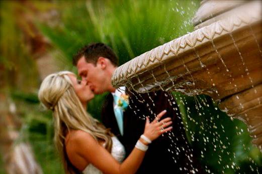 Couple kiss by the fountain
