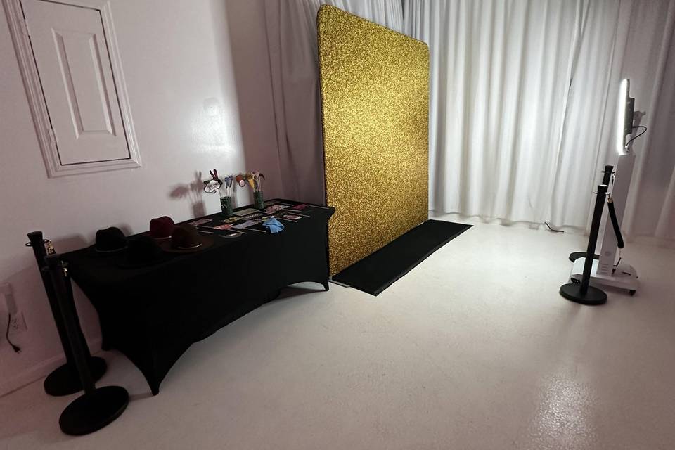 LCD selfie booth,Gold backdrop