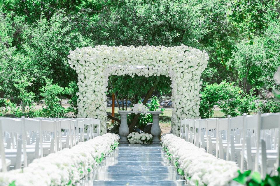 Ceremony white roses decor