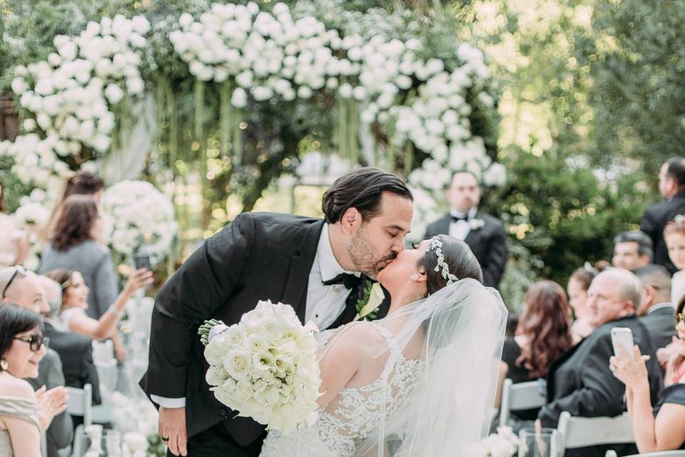 Ceremony white roses decor