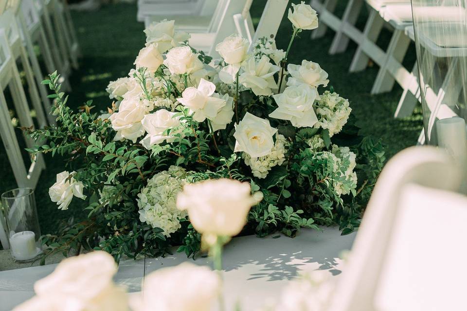 Ceremony white roses decor