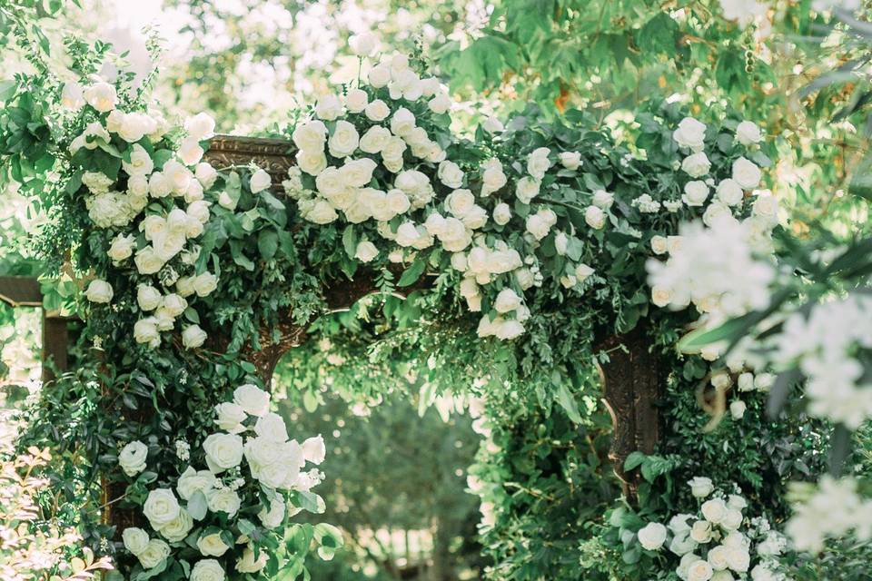 Ceremony white roses decor