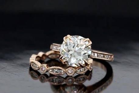 Elegant gold ring with diamond