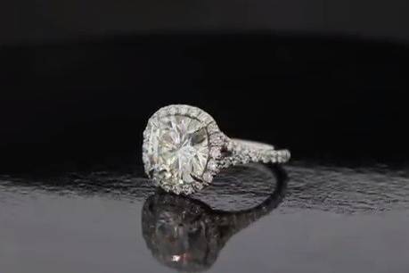 Crystal ring with circular gem