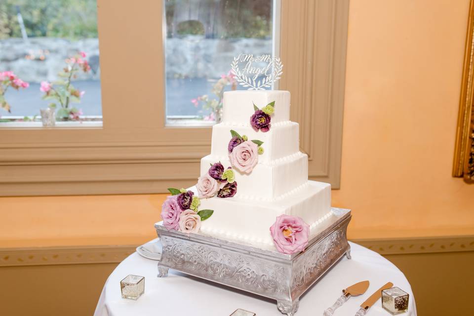 Cake with floral decorations