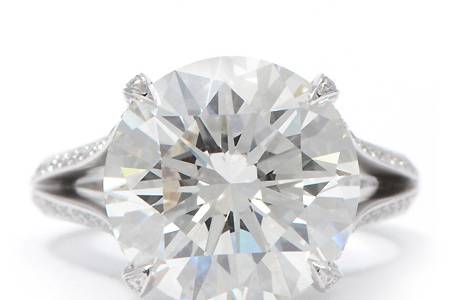 Classic diamond ring