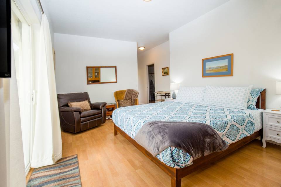 King bed at Cozy