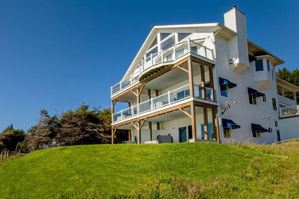 Spyglass Inn Lawn
