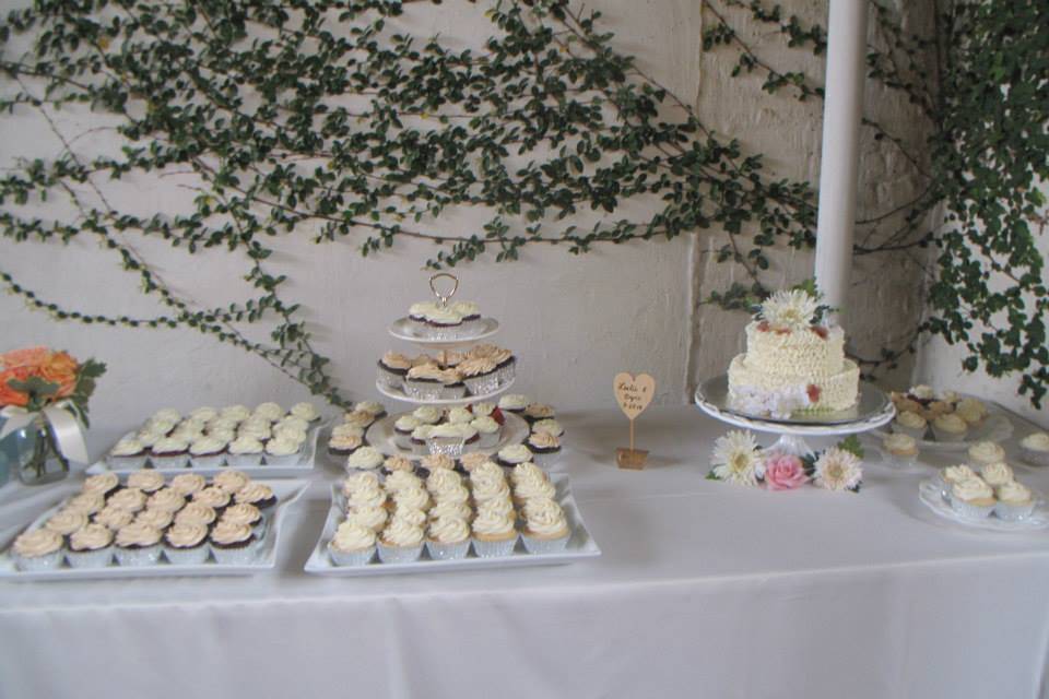 Cupcakes & small cutting cake