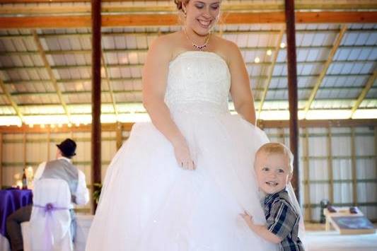 Bride and kid at the wedding