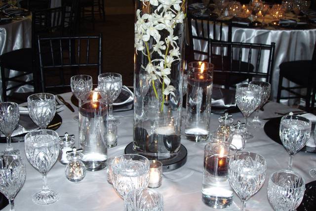 Table setting with centerpiece