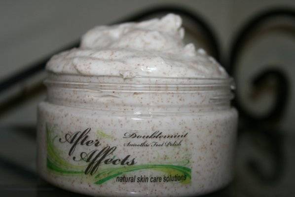 8oz Whipped Sugar Walnut Foot Smoothie
Shea,Kokum Butters,Rice Bran,Borage,Avocado,Peach Kernel Oils,Turbinado Sugar,Walnut Shell Powder