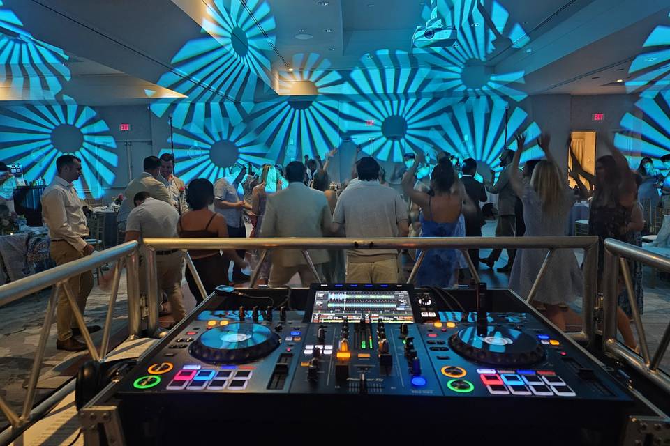 The Housemixer Leo D