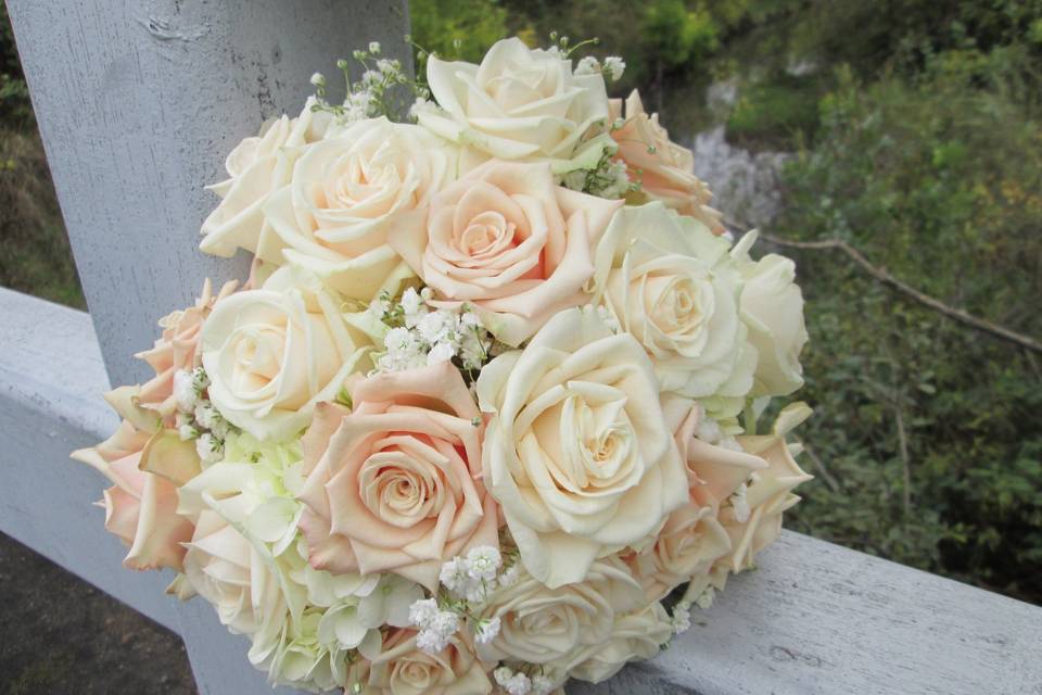 Ivory and champagne roses with touches of babies breath for a romantic bridal bouquet.