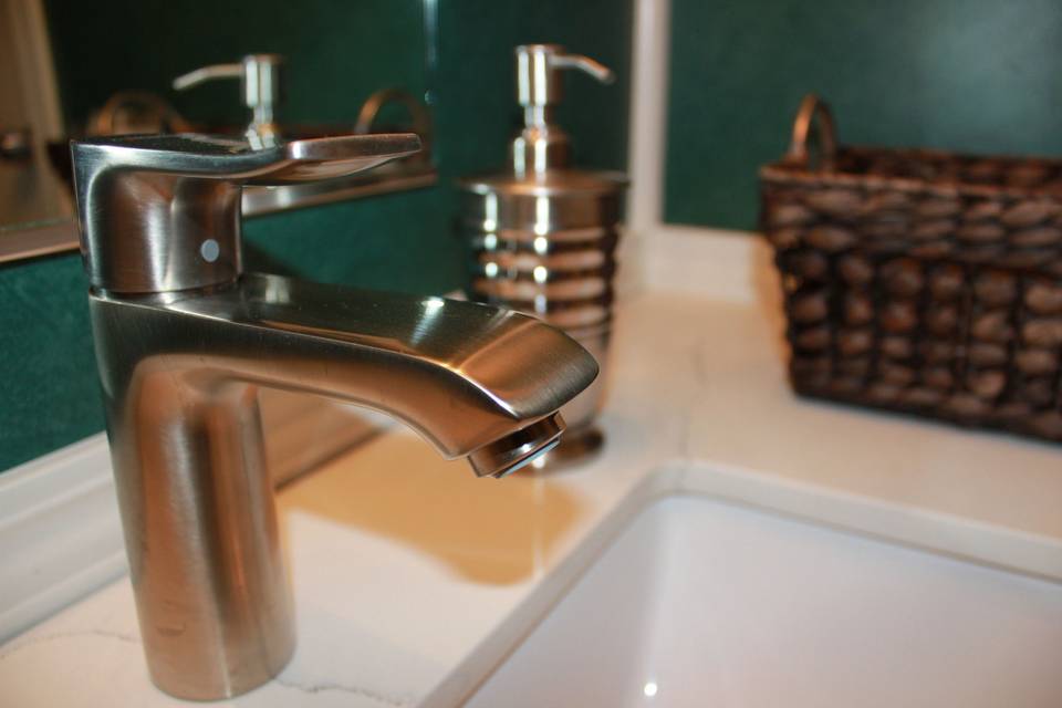 New faucets and accessories in mini suite