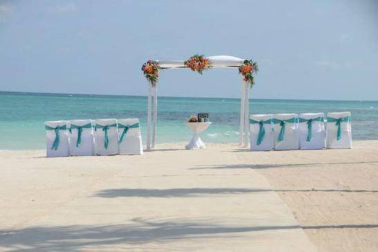 Beach wedding in Tulum Mexico