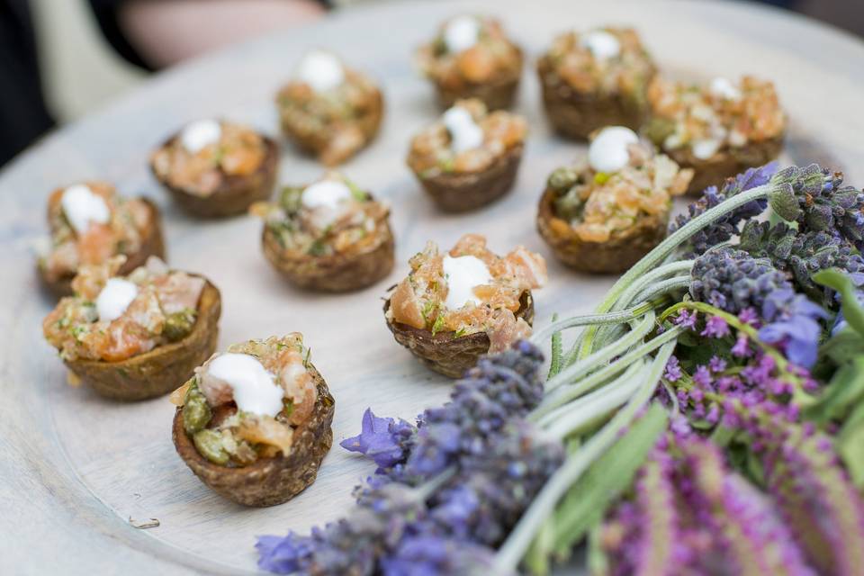 Salmon tartar in baby potatos