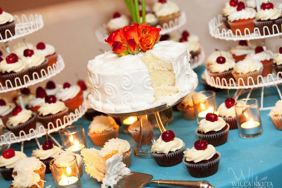 Token cake with mini cupcakes