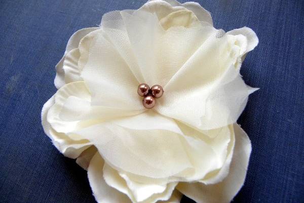 Tennesse Ivory Hair Flower with Bronze Pearls