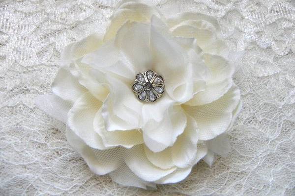 Aurora Champagne Ivory Small Peony with Faux Diamond Center