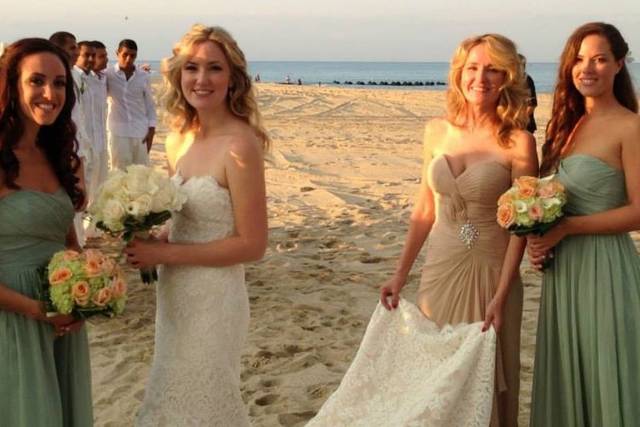 The bride with her bridesmaid and groomsmen