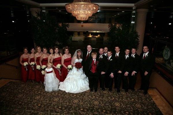 Melanie & Nick with wedding party at the Arden Hills Resort Club & Spa