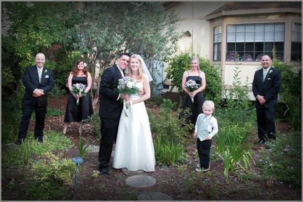 Anna & Eric and wedding party at the Casa Garden Restaurant in Sacramento.