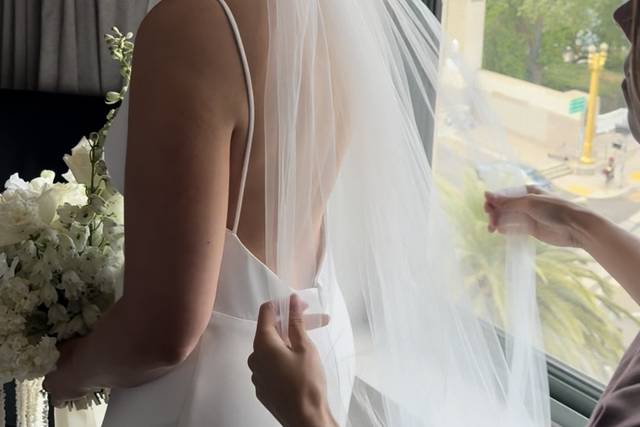 Veil attachment under the bun