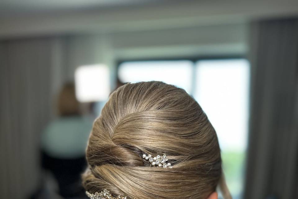 Chic bridal bun with sparkle