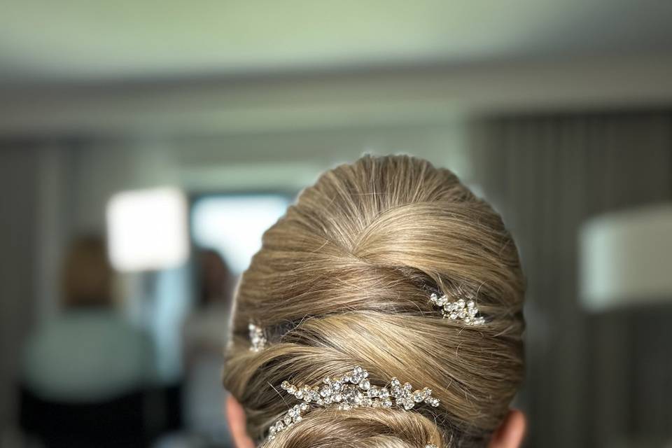 Chic bridal bun with sparkle