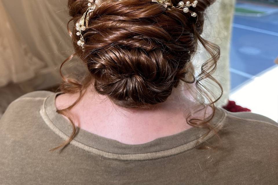 Textured low bun with accessor