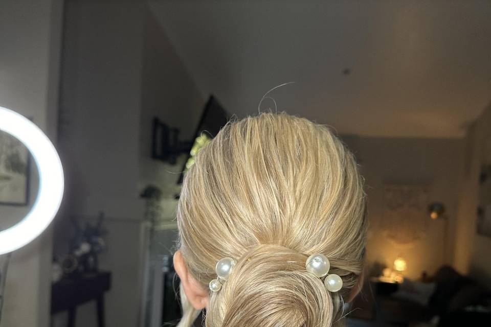 Sleek bridal bun with pearls