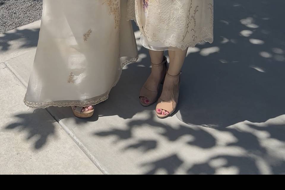 An elegant look for the mother