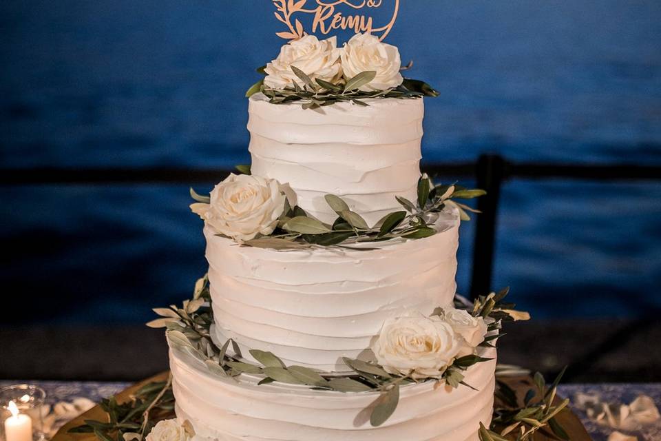 Wedding cake by the lake