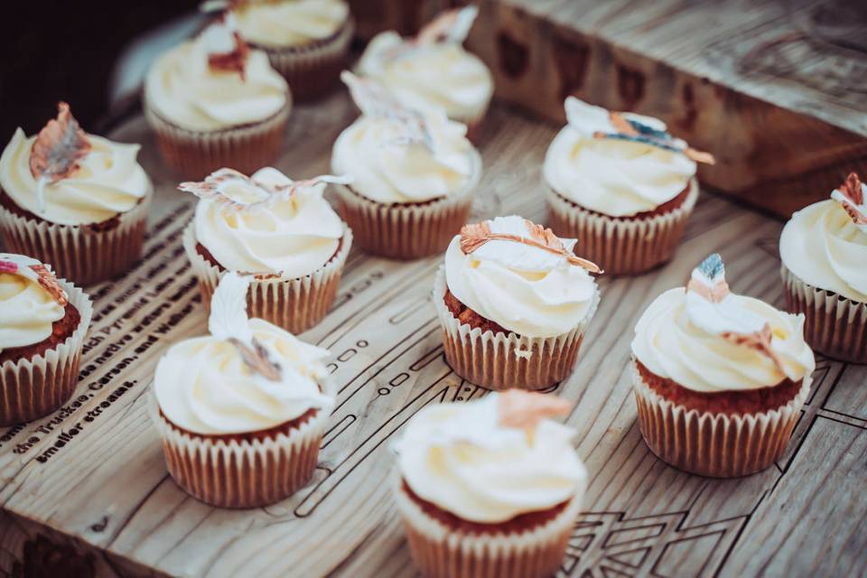 Gumpaste feather cupcakes