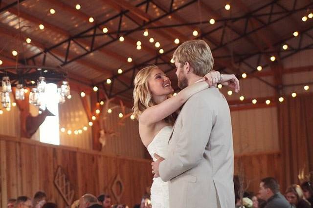 Barn wedding - First dance