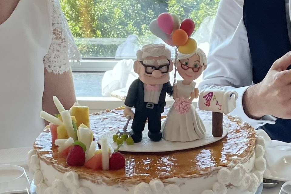 Wedding cake with dolls