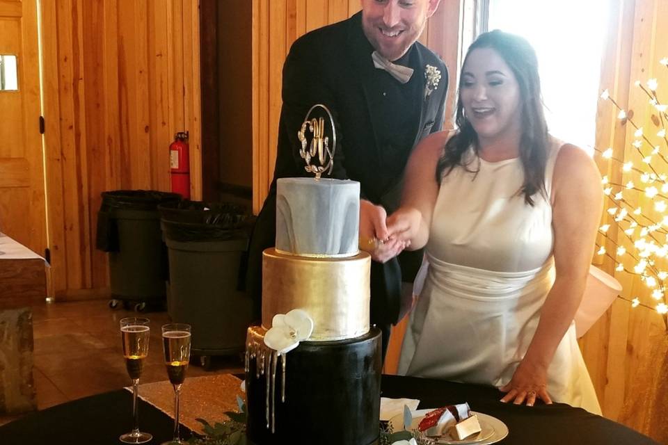 Couple cutting cake