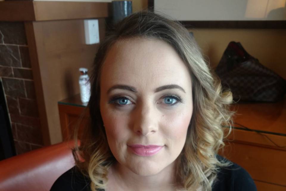 Simple makeup for bridesmaid