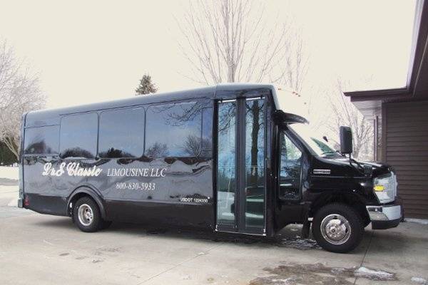 18 Passenger coach limobus is great for larger wedding parties