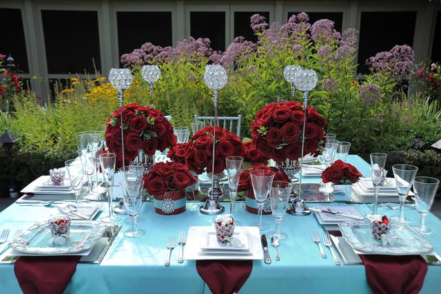 Table setting with centerpiece