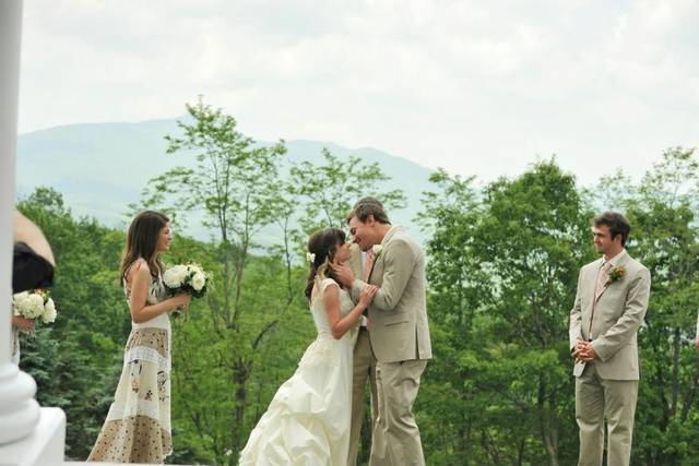 The couple with the bridesmaids and groomsmen
