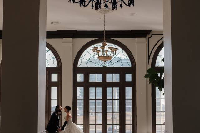 Elegant Palm Court - Newlyweds
